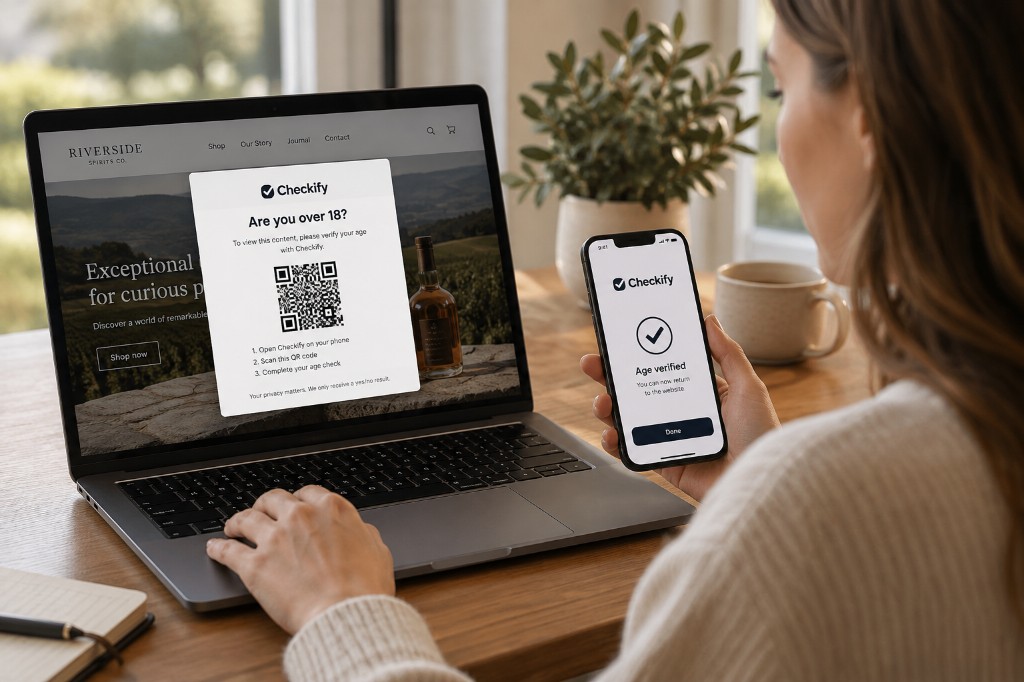 Persona che verifica l'età sul proprio telefono mentre un controllo dell'età del sito web con un codice QR Checkify è aperto sul proprio laptop